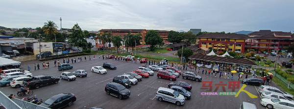 位处马六甲市区国会议席的玛琳国小投票中心，到来 投票的人龙长达近半公里，与去年州选的情况天壤之别。