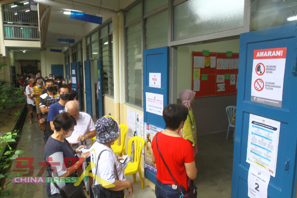 公教中学的投票中心也挤满许多选民。