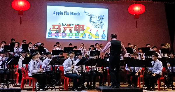 音乐会以著名音乐家野波光雄作品“apple pie march”拉开序幕。