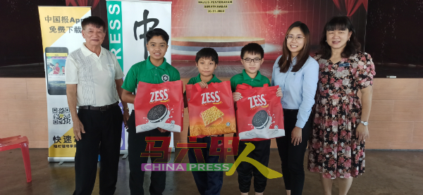 三位在有奖问答游戏中得奖同学迈迪（左2起）、张浤杰及龚梓炫。