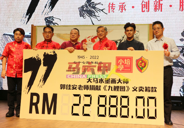 郭佳安（左3）移交模拟支票给校方，左起柯梦磊、薛任评、韩斌元、陈劲隆及杨诒文。