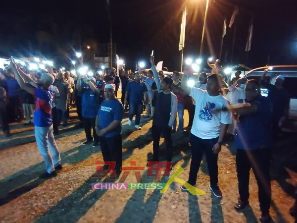 国盟支持者在哈迪阿旺抵达现场，亮起手机灯来迎接。