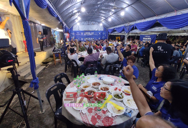 马接峇鲁忠兴福利俱乐部为沙里尔举办的自由餐会，筵开50席。