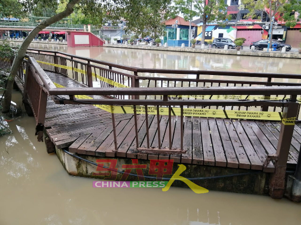 长度不足50米的木桥有多处损坏，已拉起警戒线。