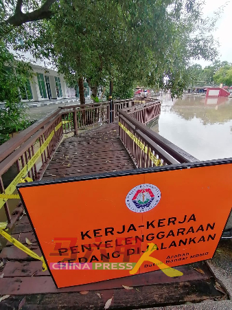 马六甲史城市政厅封锁木桥，禁止民众使用。