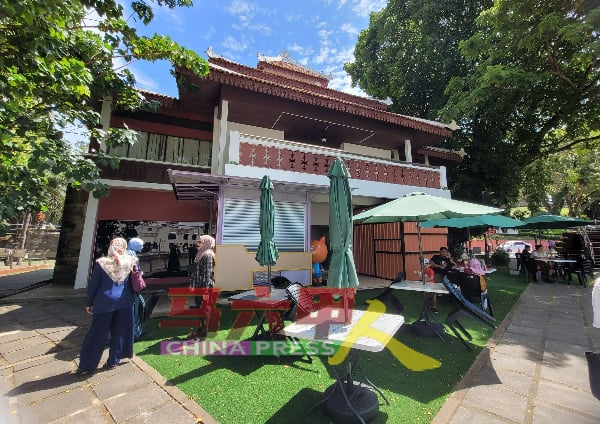 遗产祈祷室内部有纪念品店、后部有饮食店，以打造成民众游客走累了的休闲处。