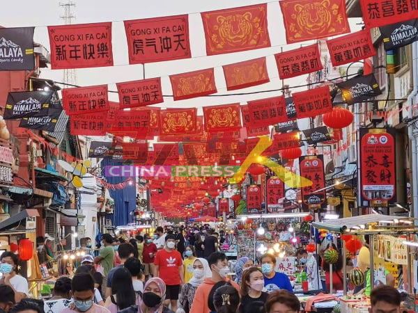 今年农历新年仍在防疫期间，鸡场街也只通过简单的布置迎新年。