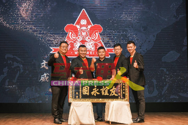 台湾文威代表陈广哲（左3）赠送贺匾庆甲文威成立12周年庆，左起雷宝权、侯翰荣、林甘义和李贤伟。