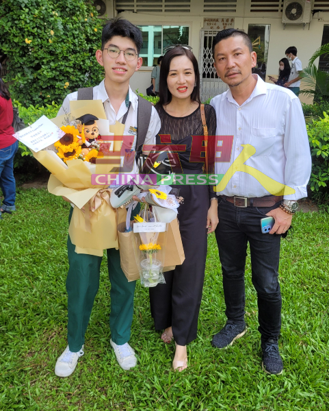 蔡国尧（左）与父母出席毕业礼。