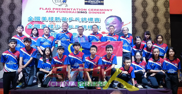 出徵全国少年乒乓赛的甲州少年代表队誓师出发，由大会赞助人罗德发（后排左4起）在刘志俍见证下，授旗给总领队陈宝全。