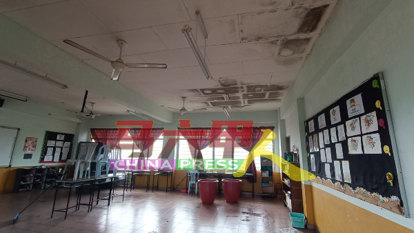 学校的天花板被浸湿，造成学生无法上课。