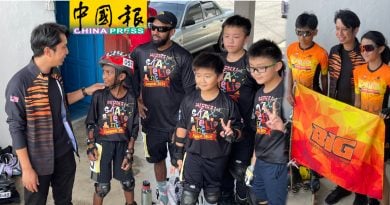 出席直排轮公开赛开幕 阿当阿里  被民众讨合照