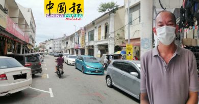 ◤今日马六甲头条◢外籍男女死缠烂打   讨钱 大人带小孩．疑集团操控