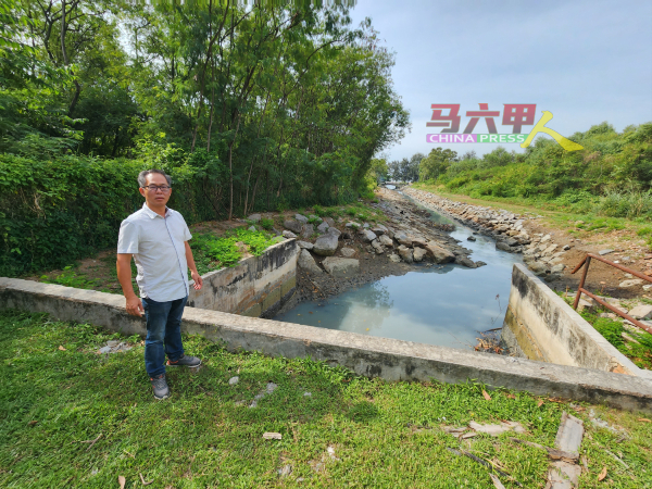 刘志俍到哥打沙班达3路视察后，发现该处排水沟因填海工程，变得分外狭窄。