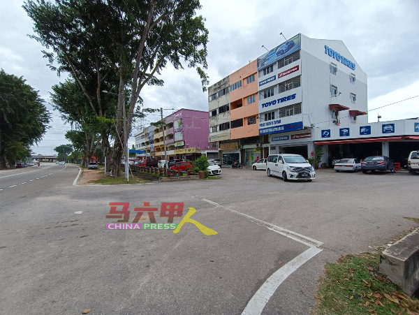 金纱城花园居民及商家建议纱莲路口（Jalan Salient）仅能驶入士马木路，不能反方向进入。