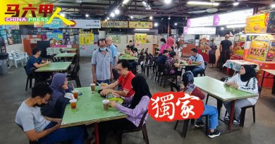 ◤今日马六甲头条◢沙爹 炒粿条 印度煎饼一家亲  华人茶室友族也来吃