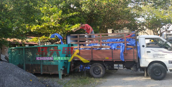 国阵马华甲市区国席竞选团队租用垃圾槽，以集合竞选宣传品。