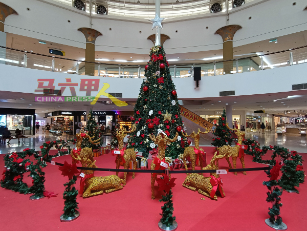:■英雄广场大厅添加巨大圣诞树，周围有许多金色的麋鹿衬托，圣诞节气氛浓郁。