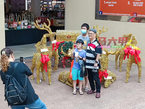 ■一些华裔民众在英雄广场的圣诞节布景拍照留念。