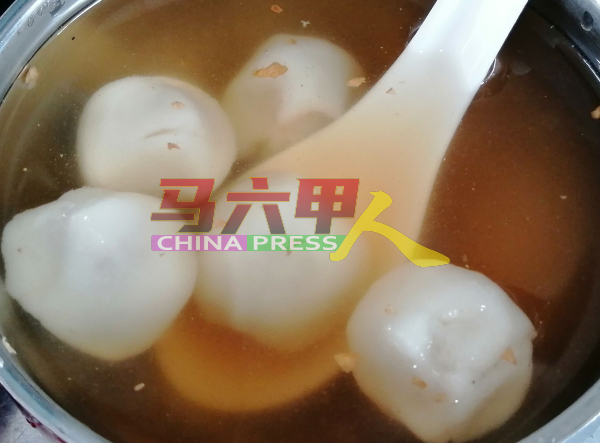 冬至是华人重要的传统日子之一，这一天有吃汤圆的习俗。