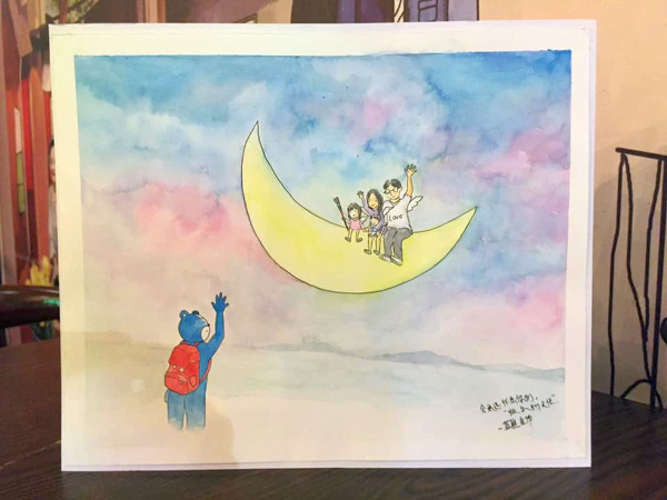 ■蓝熊老师画了希希和父母与弟弟，同坐在月亮上的画作，送给赖雨希。（图取自面子书）