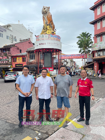 马六甲鸡场街文化坊即将与“服务”近一年的“金虎”道别，左起为陈炜建、颜天禄、蔡永泉及李传财。