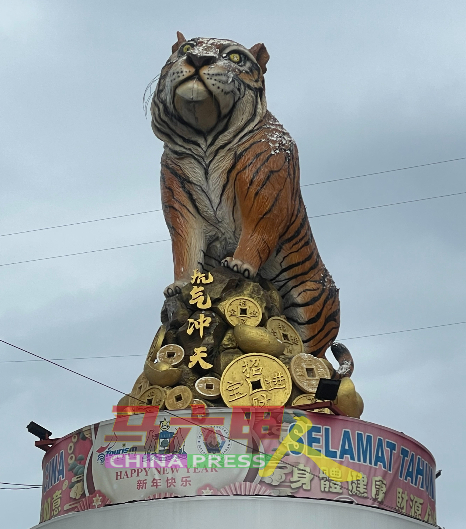 “金虎”巨型吉祥物镇守鸡场街近一年，为老街带来兴旺繁荣。