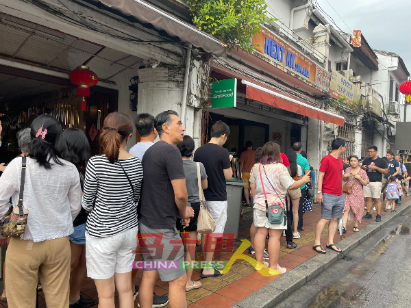 马六甲鸡场街文化坊周三（28日）上演水泄不通场景。