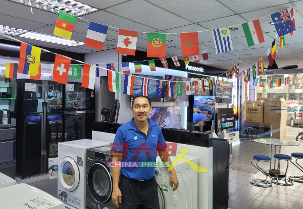 何运山特地从淘宝购买世界杯参加国家的小国旗，于店内展示增添世界杯气氛，不过也无法炒热购买电视机热潮。