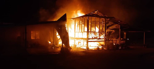 半砖木屋在大火中烧毁。（图消拯局提供）