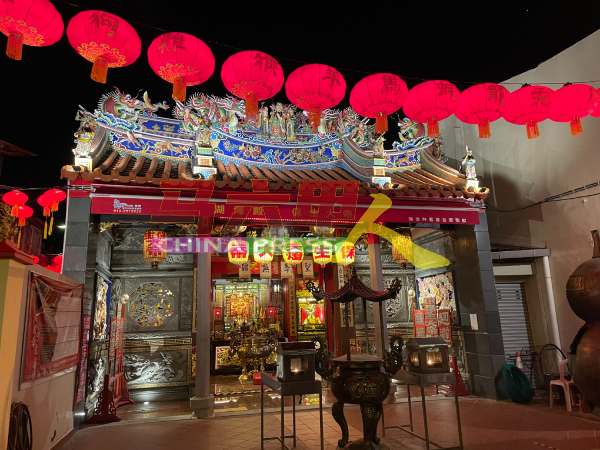 春节未到，甲市板底街湖海殿保生大帝庙前，已“静悄悄”挂起十二生肖红灯笼。