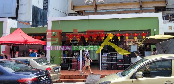 武雅拉也一些商家有在自己店前，高挂红灯笼。