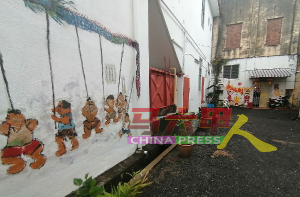 祈安律后巷留有前两年画上的新春壁画。