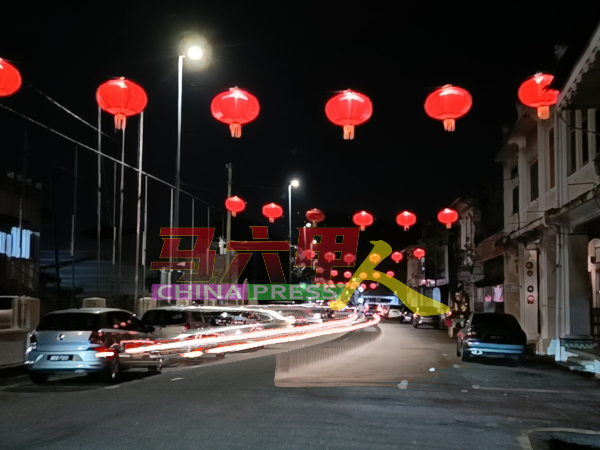三宝井街在夜晚有亮灯的红灯笼衬托下，更显浓郁的中华色彩。