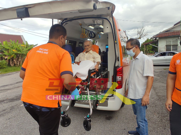 郑亚福（左2）由峇章慈善基金救护车，护送往叁娘善心老人院。