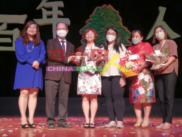黄雪莱（左起）与萧汉昌，颁发30年服务奖给戴凤英。