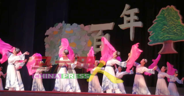 学生舞蹈员在遵师节上呈献中华歌舞。