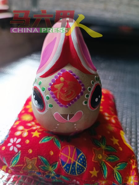 招福陶土兔子摆设品，外形具有浓厚的中华色彩。