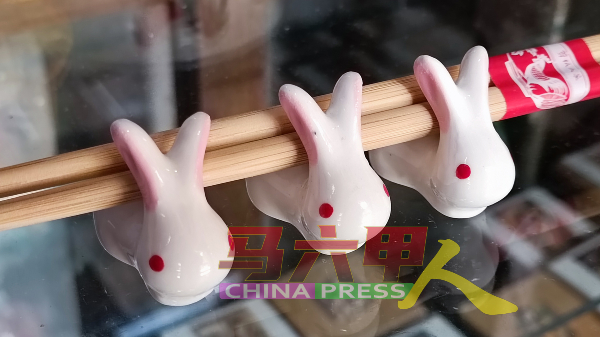 创意可爱的陶瓷兔子筷托餐具摆设品。