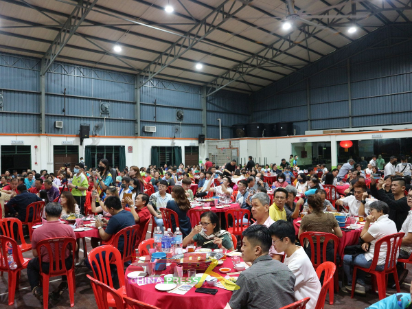 马六甲华文国民型中学校友会35周年纪念“情系母校”晚宴，场面热闹。