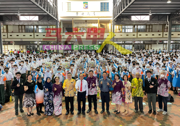 马六甲育民中学连续22年获颜贞强（前排左7）赞助《中国报》，右6起为林钦为、幸立雄及吴大鹏（左6）。