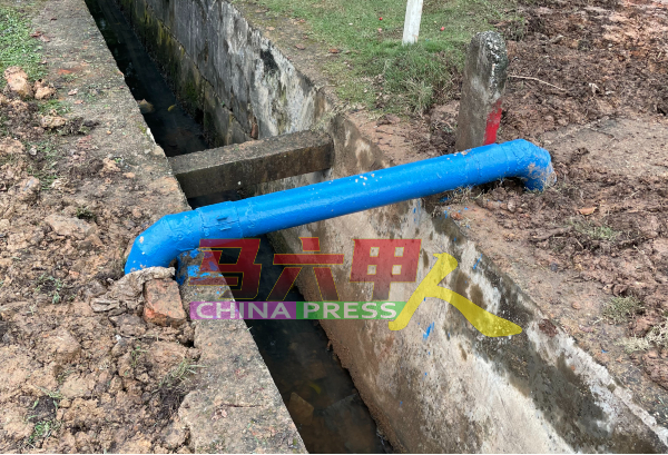 由于水管已经严重生锈，承包商只好换上直径10公分新水管。