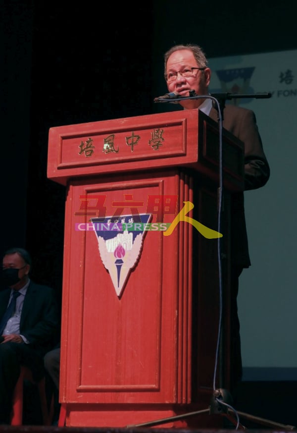 萧汉昌代表史进福出席培中开学典礼。