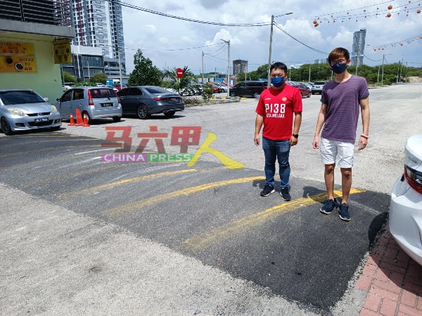 黄循礼（右起）与朱智威到场观察哥打拉沙马那再也1路在上个月新增设的路拱。