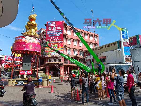 现场出动吊车为16尺高、10尺宽及280公斤重的“兔圆年”升座，坐镇鸡场街。