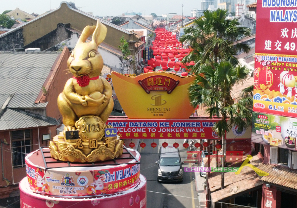 除了有吉祥物“兔圆年”，鸡场街也挂上800粒大灯笼，新年气氛浓厚。