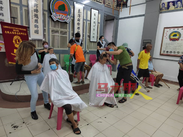 7名年轻有为的理发师到惠安公会，为100名弱势群体提供义剪服务。