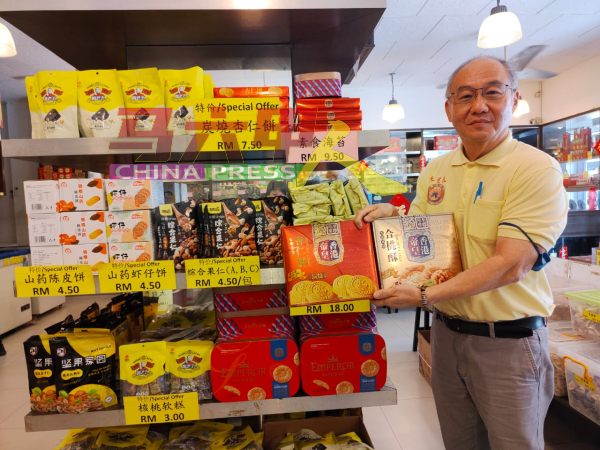邓信孝力赞中国进口的各种应节零食，不论是包装、品质和口感都大有进步。