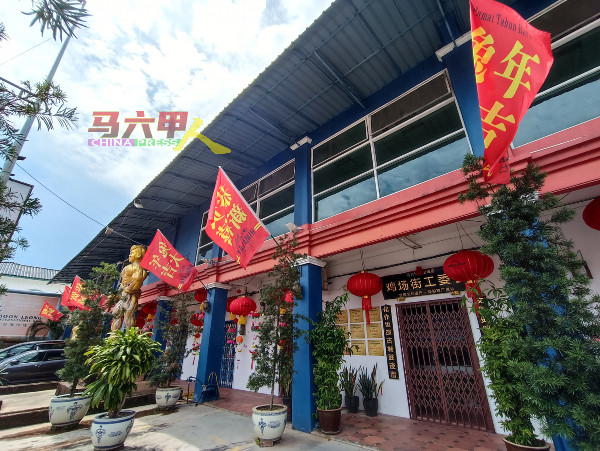 鸡场街工委会办事处挂上春节红旗，迎接农历新年的到来。