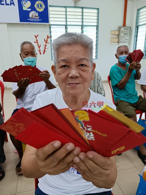 ■郑美珠感谢《中国报》及各单位每年都没有忘记派红包给孤老们。